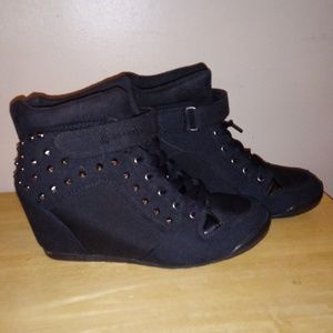 G by guess black studded wedged heel sneakers sz 7